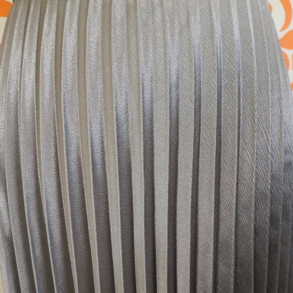 Banana Republic Silver Pleated Skirt 12 - Picture 2 of 3